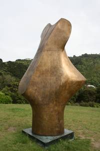 Skulptur »Inner Form« von Henry Moore im Botanische Garten von Wellington